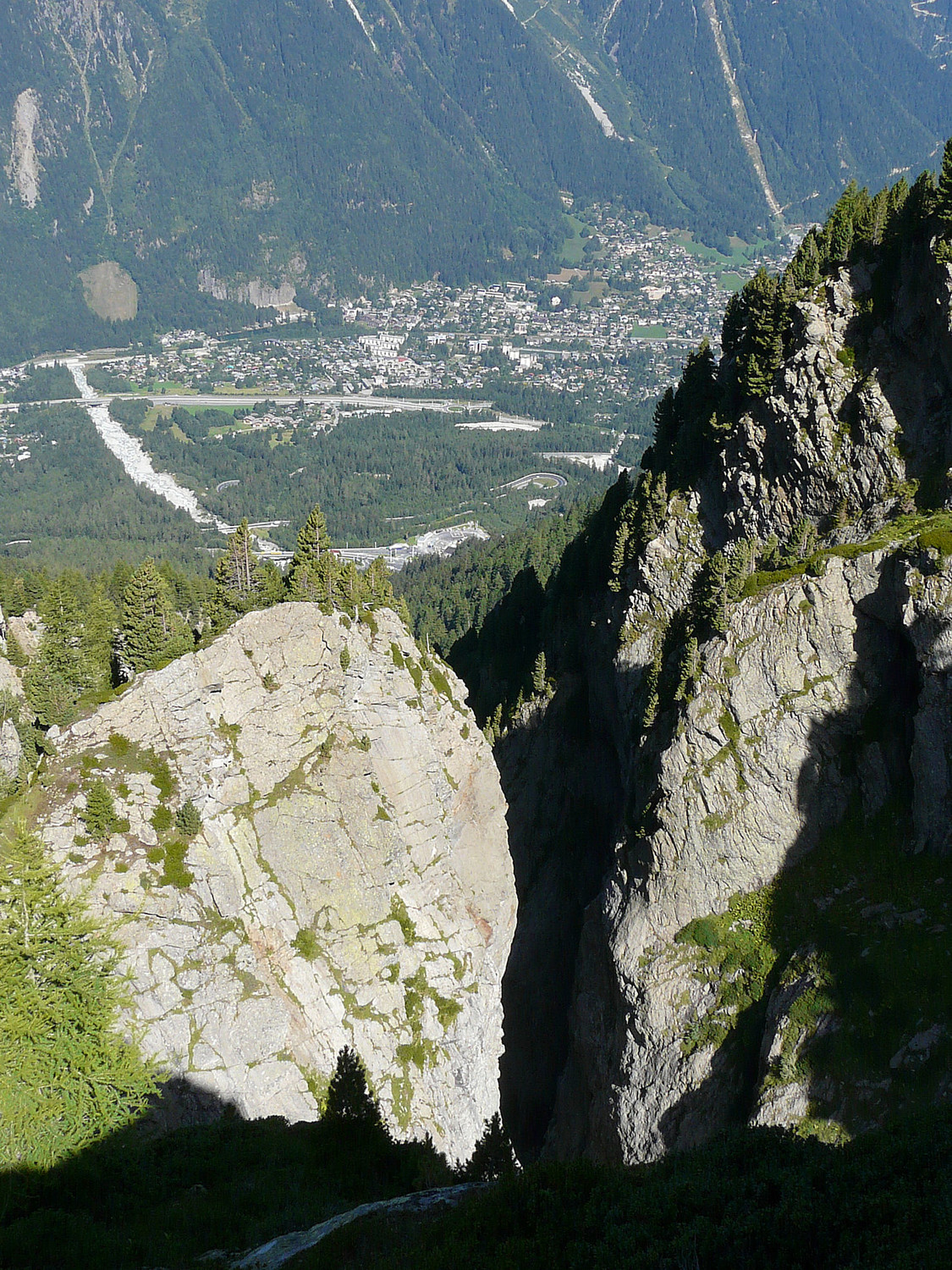La gorge étroite et le lit de la Creusaz au loin dans la vallée