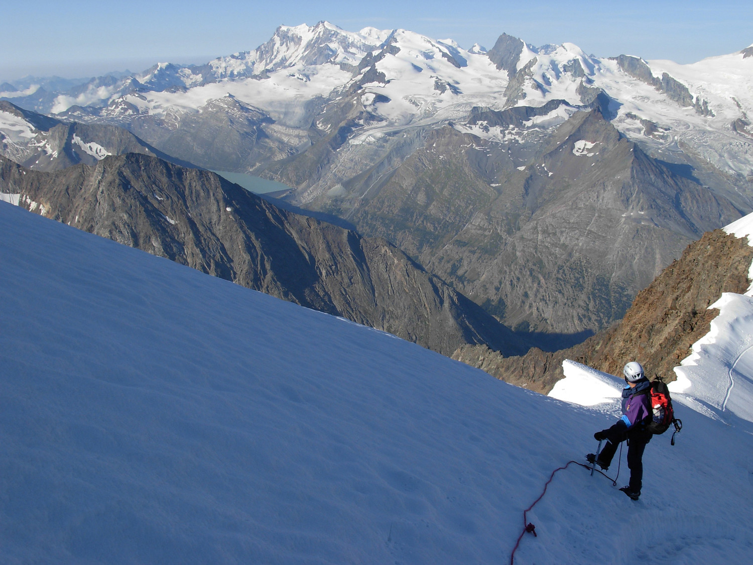 In discesa sulla "normale" con vista sul Rosa e i 4000 di Saas Fee