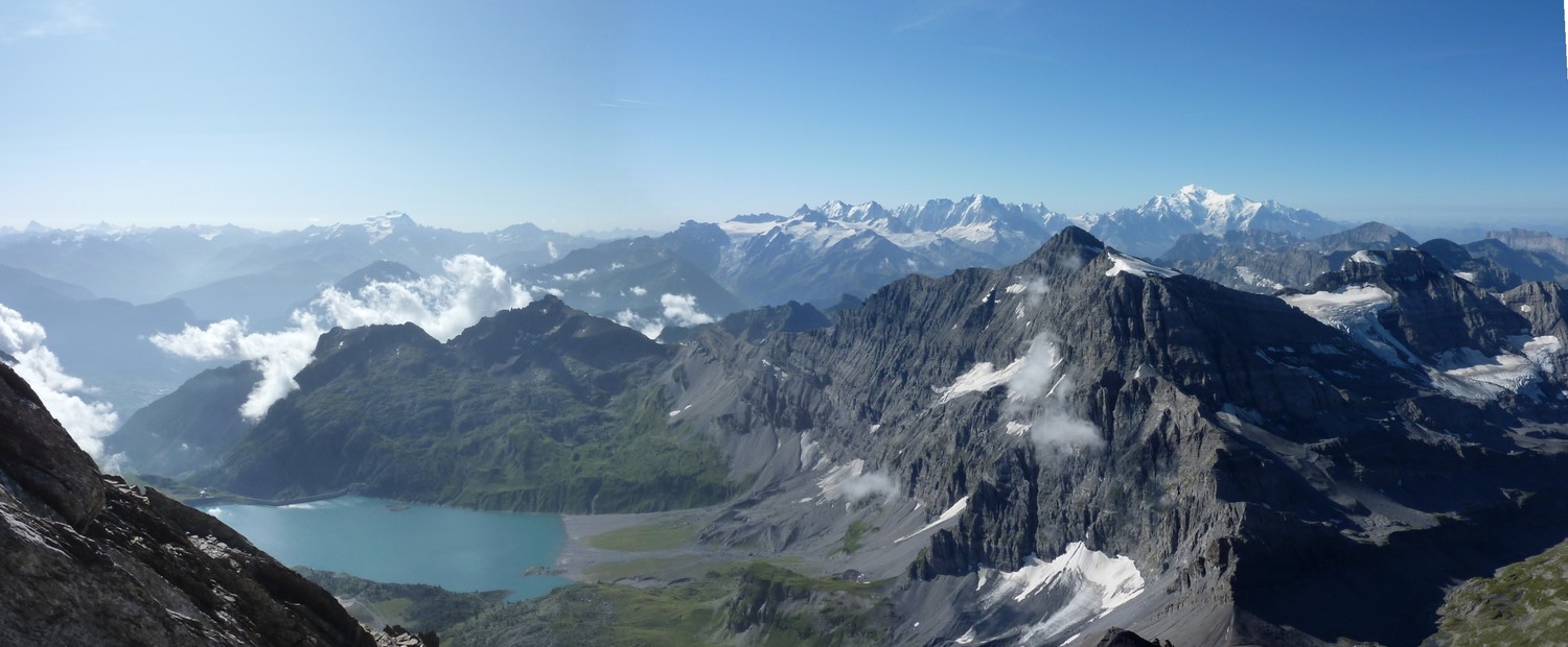 Panorama depuis le sommet de la Haute-Cime versant Salanfe. Derrière la Tour Sallière et les Ruans, le Tenneverge puis le massif du Mont Blanc