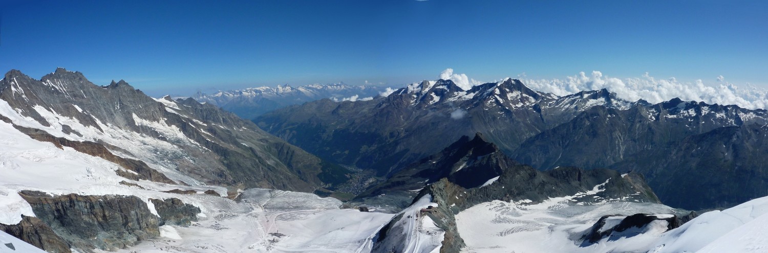 Du sommet : les Mischabel à gauche et les Weissmies et Fletschhorn à droite