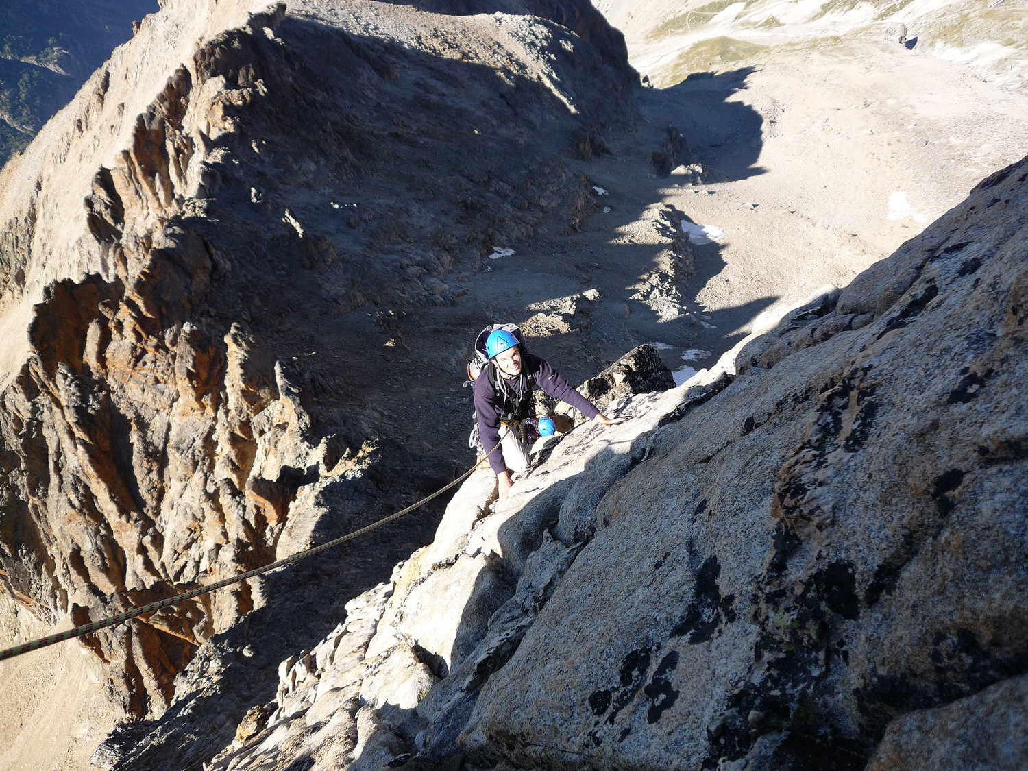 Pierre débouchant sur l'arête sommitale