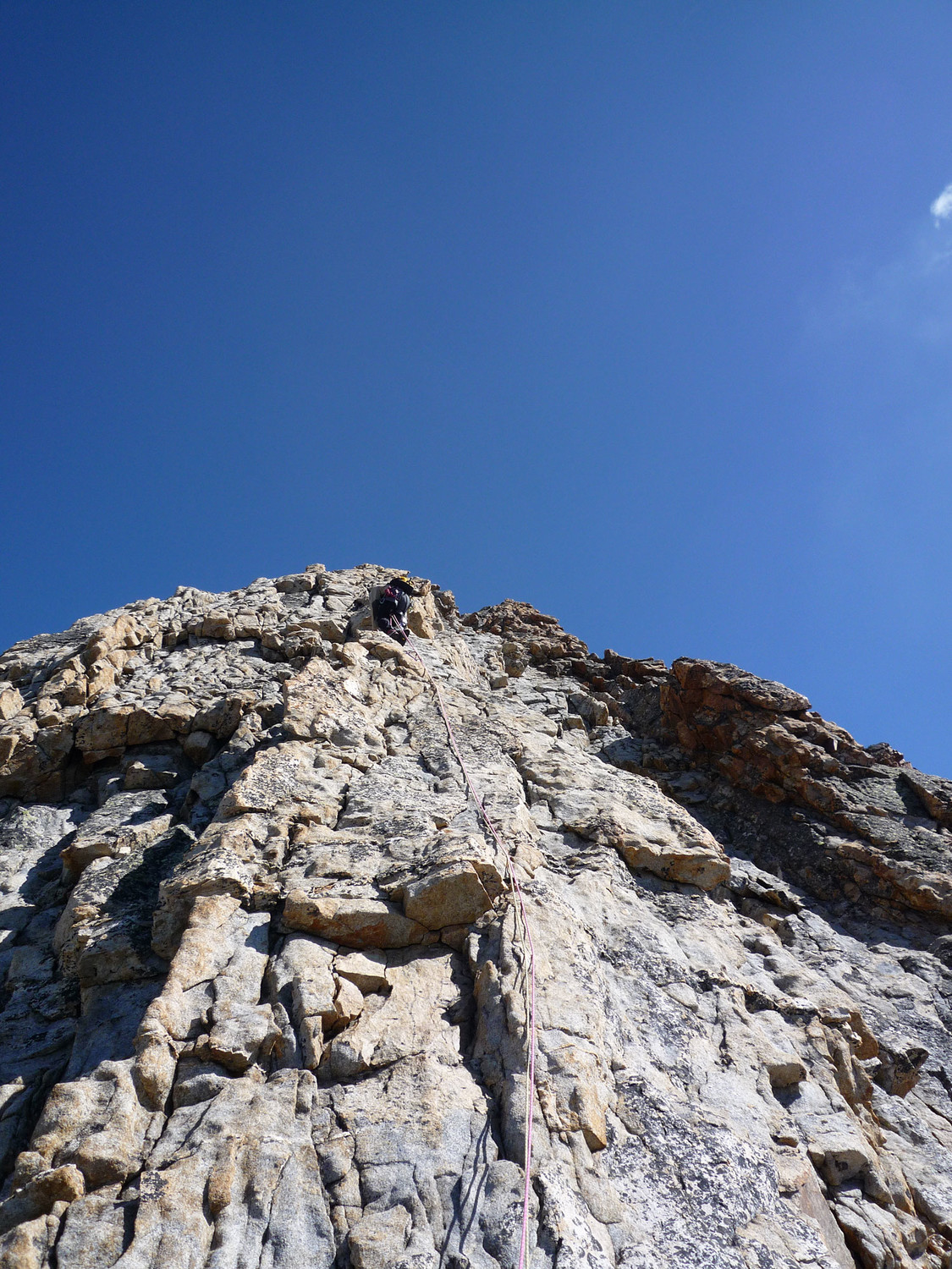 Chéri-chéri dans le III+ de l'arête sommitale. C'est beau ce rocher, non?..