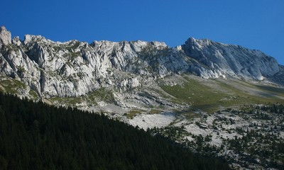 le Gerbier (versant W) : des cheminées d'accès (N) au rappel (S) le Gerbier (versant W) : des cheminées d'accès (N) au rappel (S)