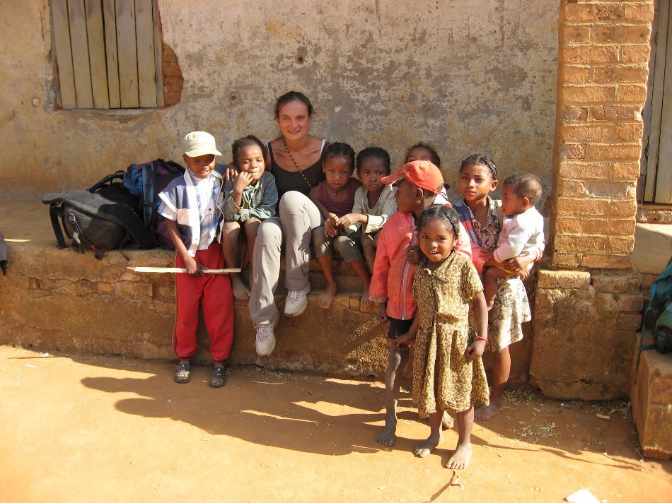 Moi avec plein d'enfants au village de Vohitsoaka (juste avant Camp Catta)