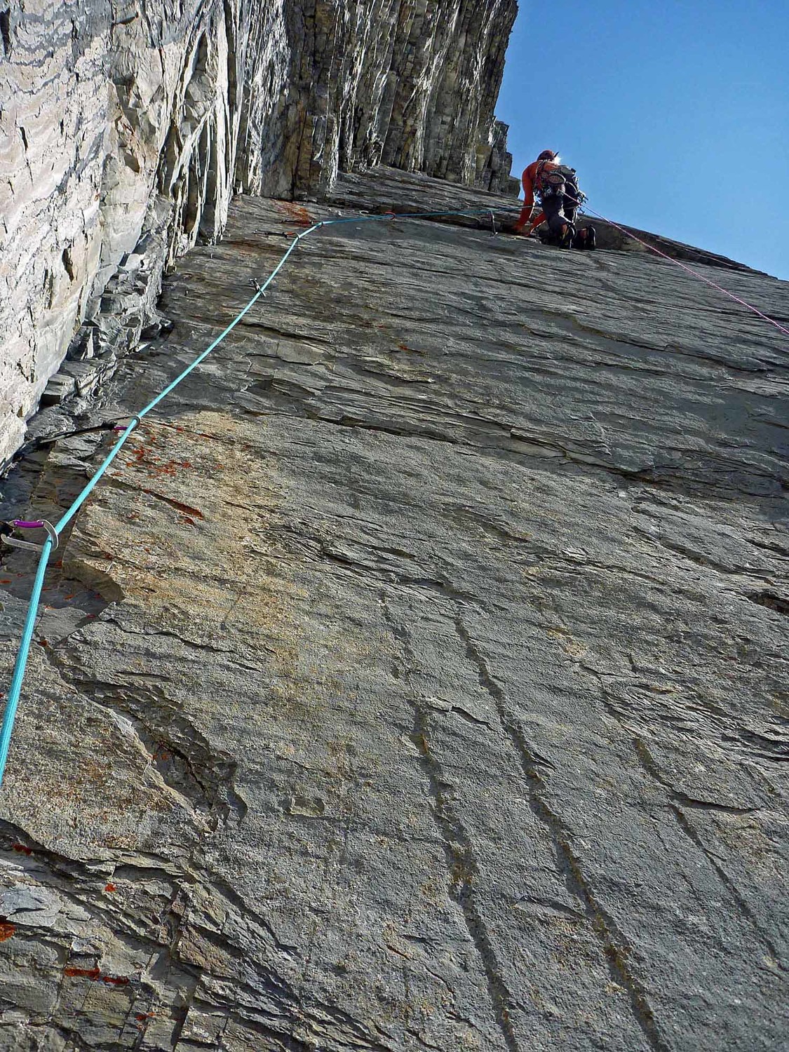 L13 dans le dièdre sommital de 'la grande Pasquier' à l'aig de la vanoise