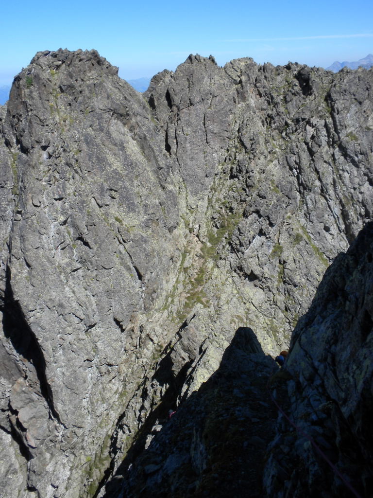 Vue en arière sur le rappel de l'arête NE du Luisin, une possibilité à gauche de l'image, l'autre au centre.