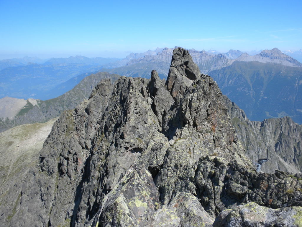 Vue en arrière sur le clocher du Luisin et une partie de l'arête la plus belle