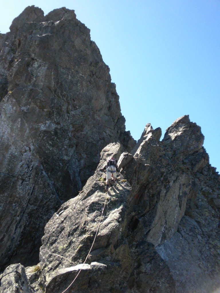 La dernière partie de l'arête NE du Luisin, petit pas en dalle sur le fil aérien
