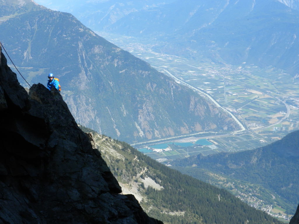 Sylvain sur le fil de l'arête NE sur fond de vallée du Rhône