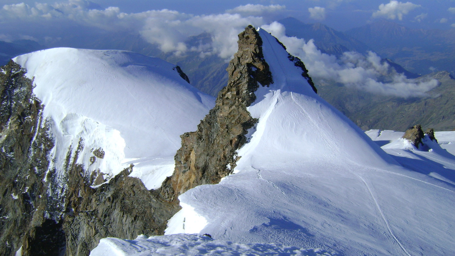 Dal Ludwigshohe, vista sul Corno Nero e, più dietro, la Piramide Vincent. Più in basso a dx il Balmenhorn con il biv. Giordano