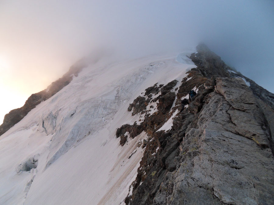 haut de la face, arête ouest et sommet dans les nuages