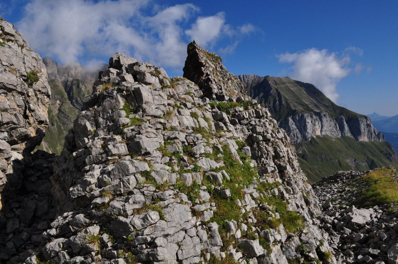 Proue de navire avec les Tours d'Areu au loin