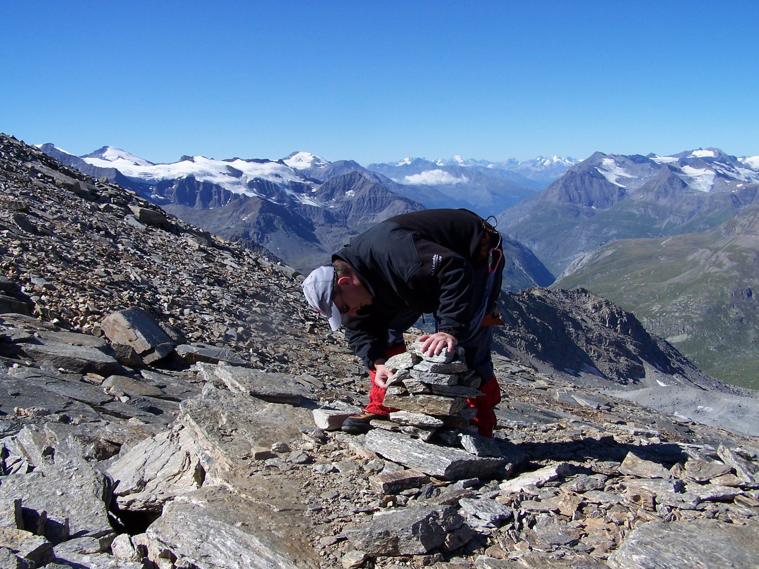 Fred construit son cairn au col de l'Uja