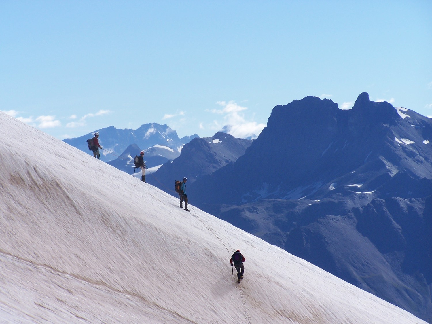 Cordées dans la traversée des Dômes de la Vanoise. En arrière plan, le Roc Noir et les Lévanas