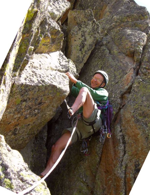 Denis Corpet dans un drôle de surplomb 5b, Aco es Poulit, pic rouge Belcaire, Ariège