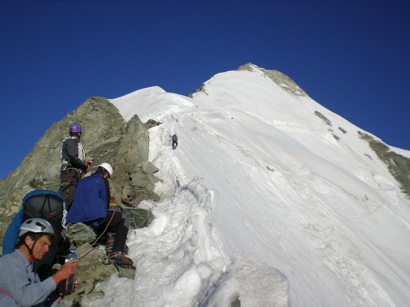 la partie neigeuse finale vue de la fin de l'arête rocheuse