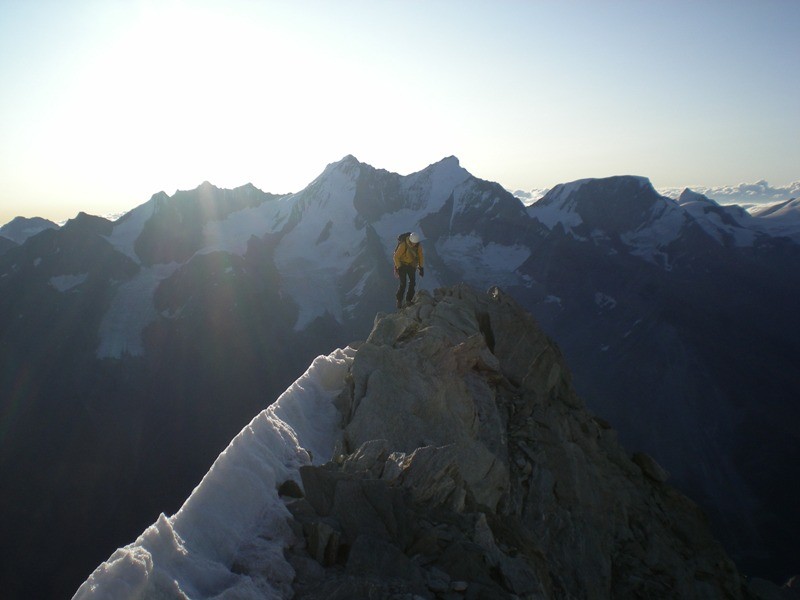 la fin de l'arête rocheuse et les 4000 de Saas Fee