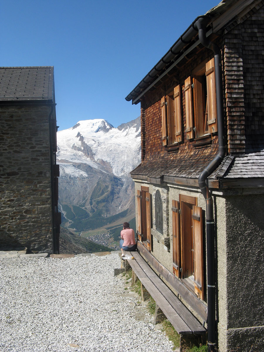 Le Weissmieshutten con l'Alphubel sullo sfondo.