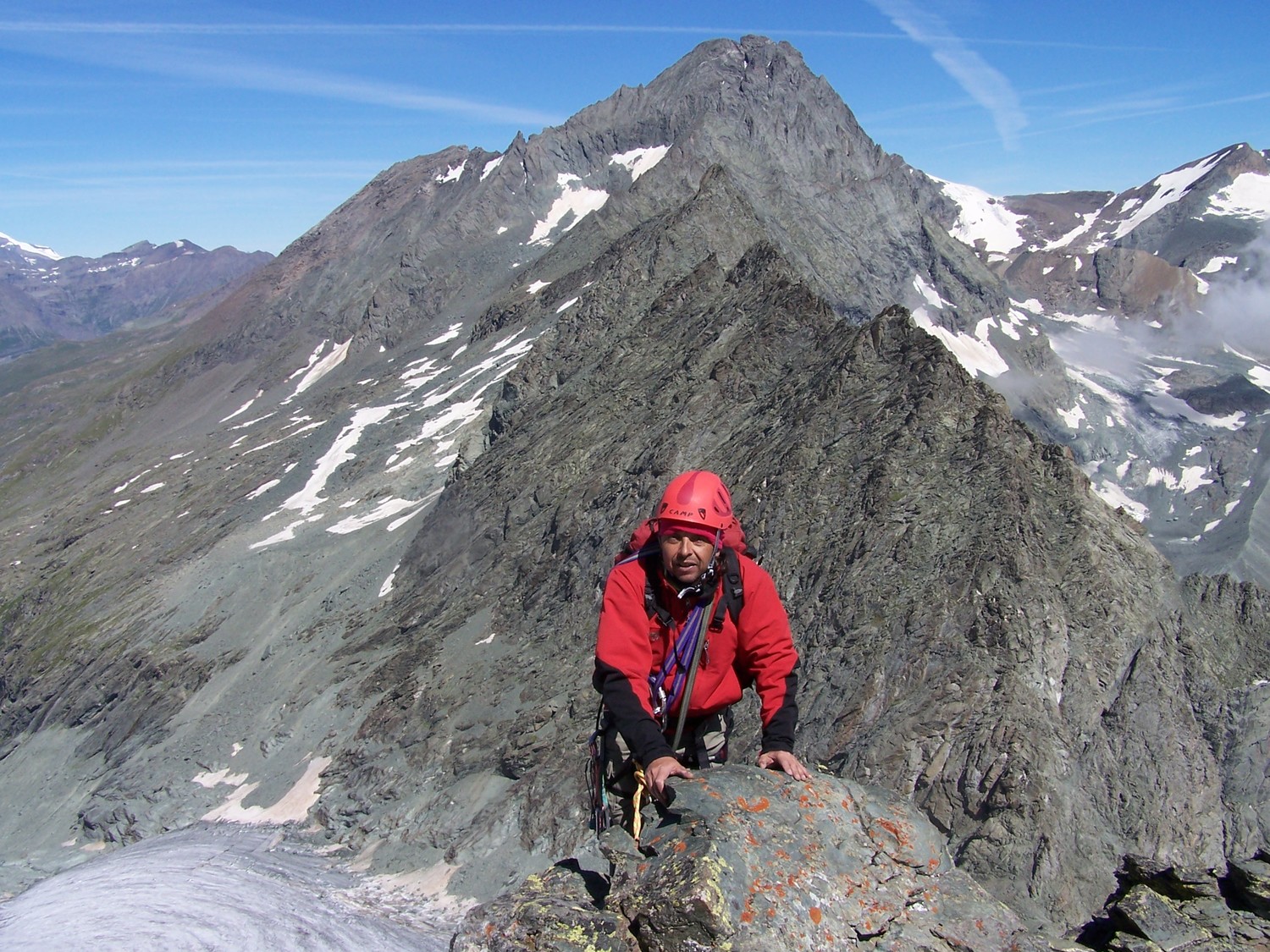 Jérôme sur l'arête, au fond la face Sud de la Bessanèse, en bas le glacier d'Arnès