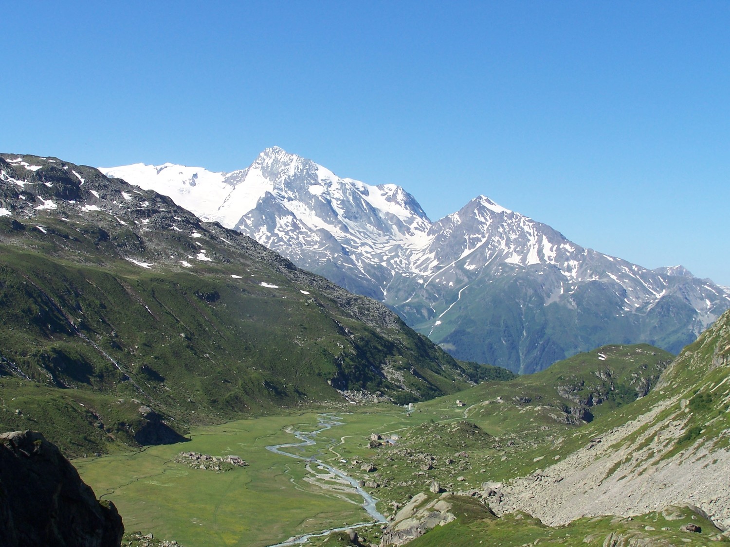 Le plateau de la Sassière et le Mt Pourri-Aig. Rouge vus du pieds de la voie.