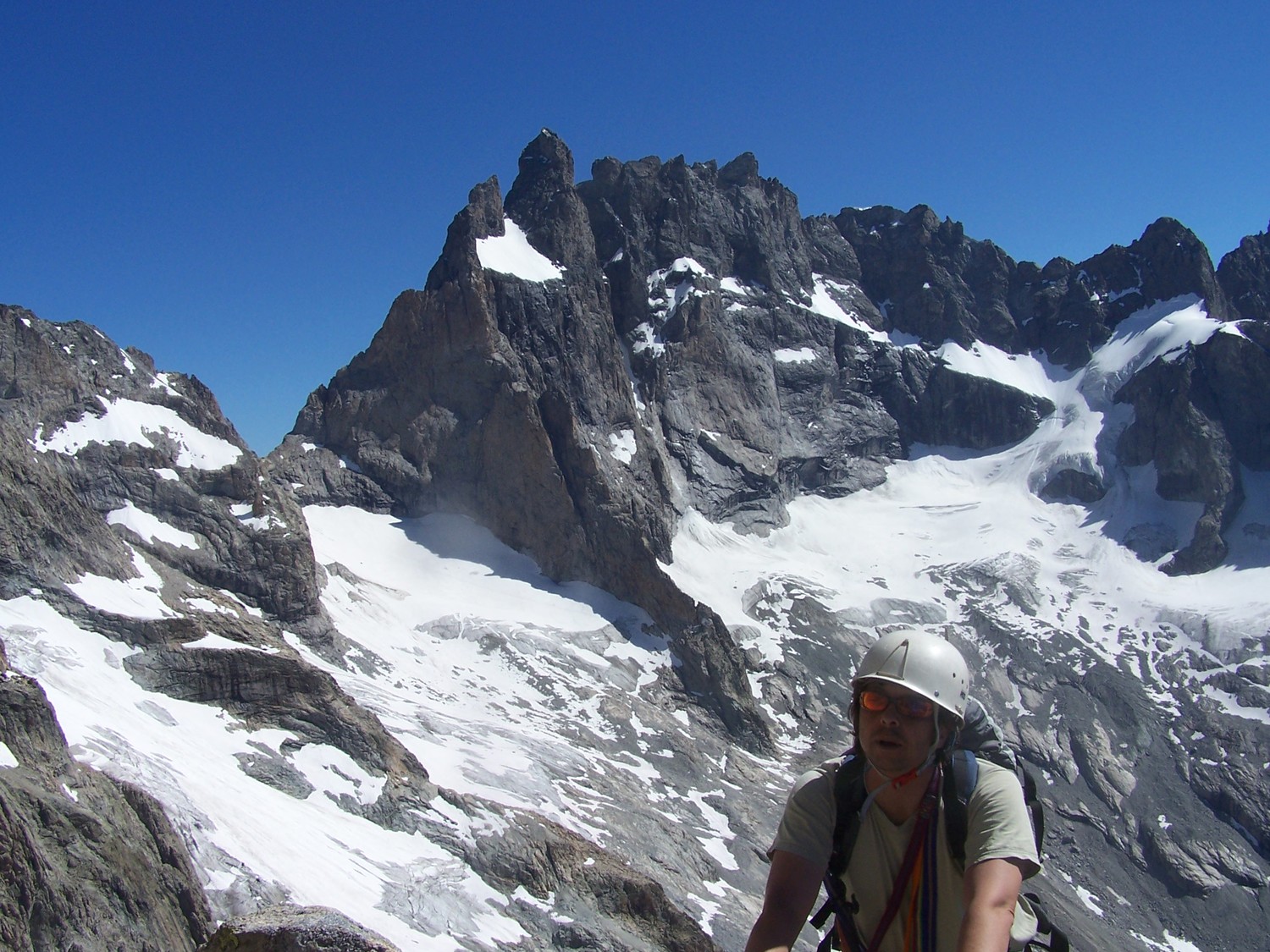 Jérome sur l'arête, dans un paysage fantastique...