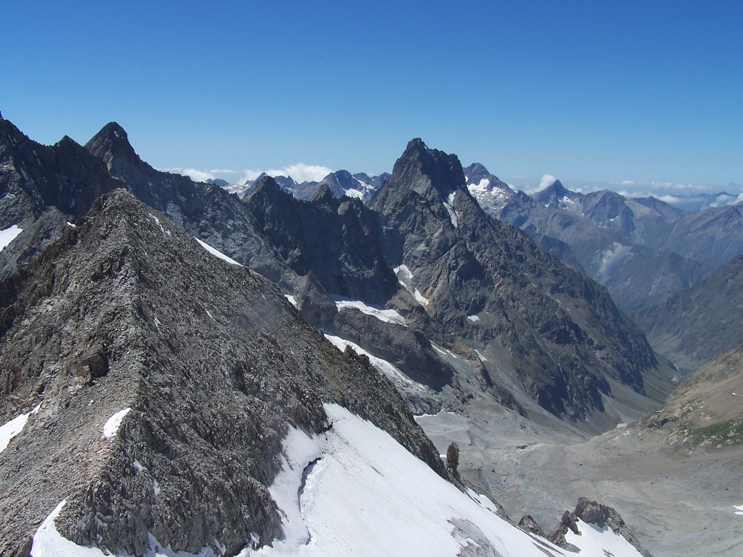 La tête S du replat et le vallon de la selle vus de la tête N.