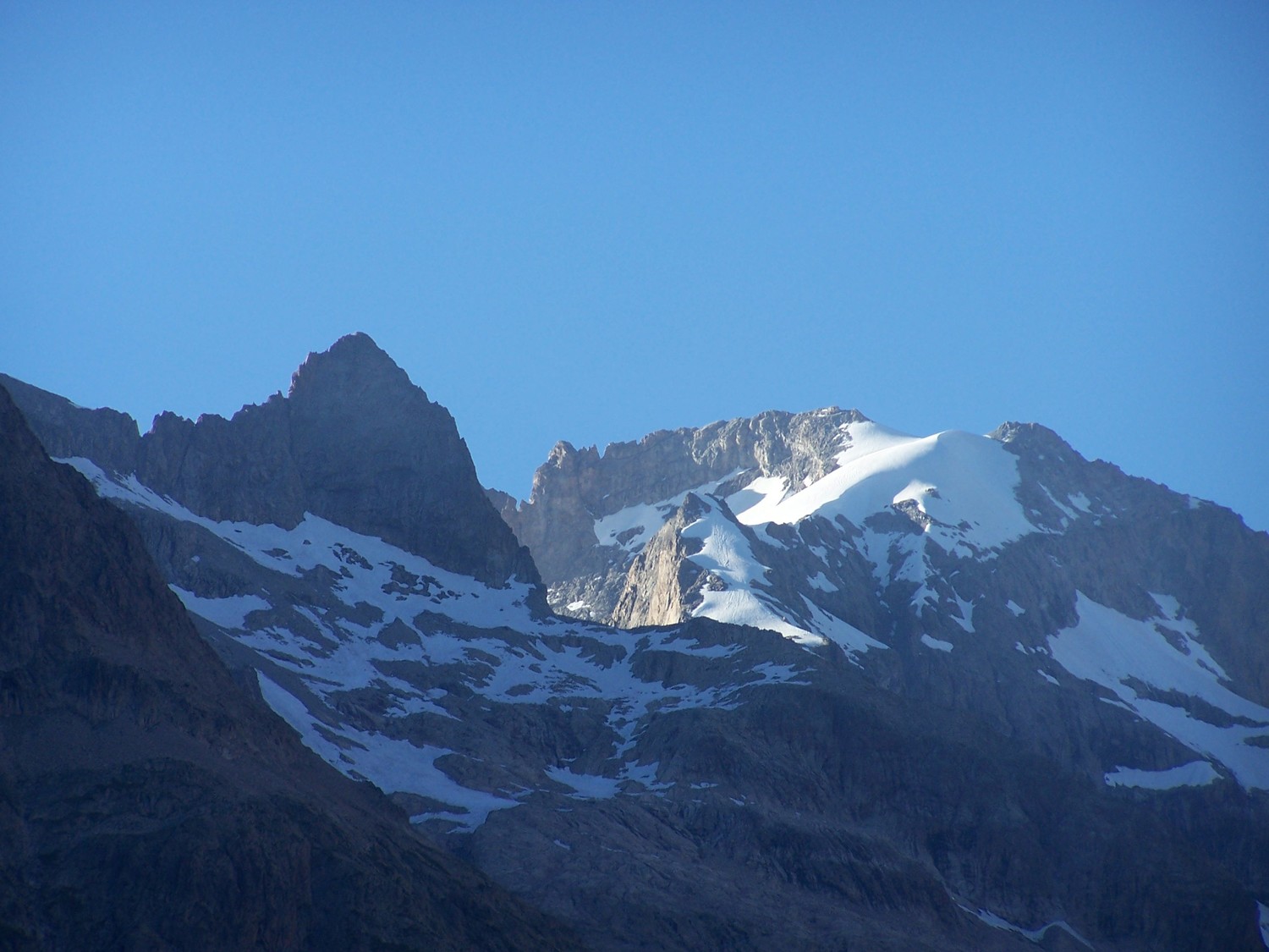 Le profile de l'arête E de la tête N du Replat, derriere le sommet E du Rateau depuis le vallon des Etançons