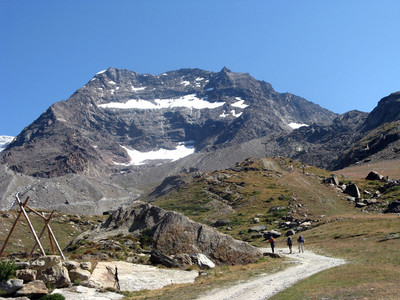 Lagginhorn e WeissmiesHutten (al centro).