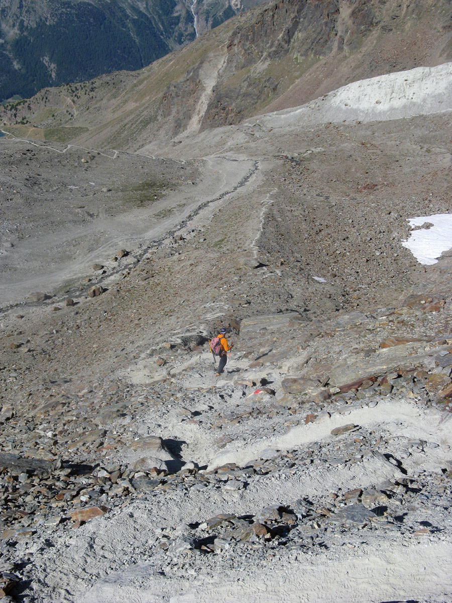 Il sentiero che dalle WeissmiesHutten porta al Laggingletscher.