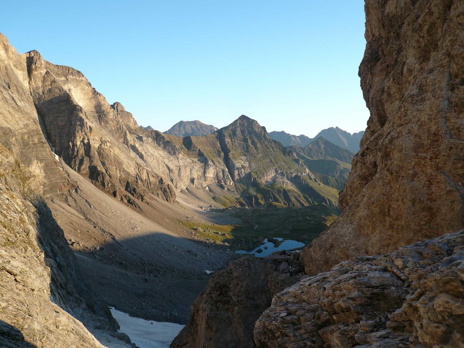 Muraille et lac de Barroude