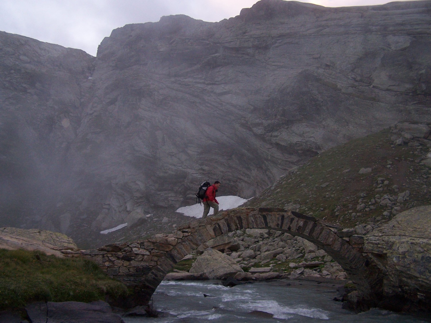 Fred traverse le pont sur le torrent des evettes