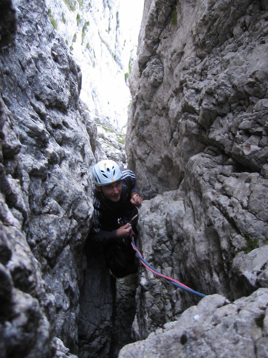 La faille étroite avant l'entrée du tunnel