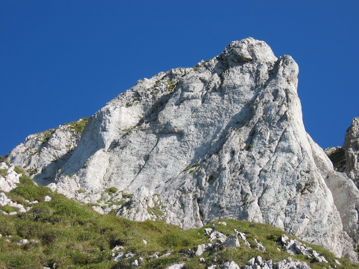 Le ressaut supérieur et la rampe ascendante à droite