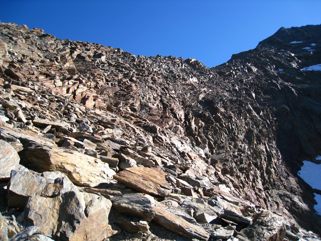 L'arête et son magnifique tas de cailloux vers 3400m