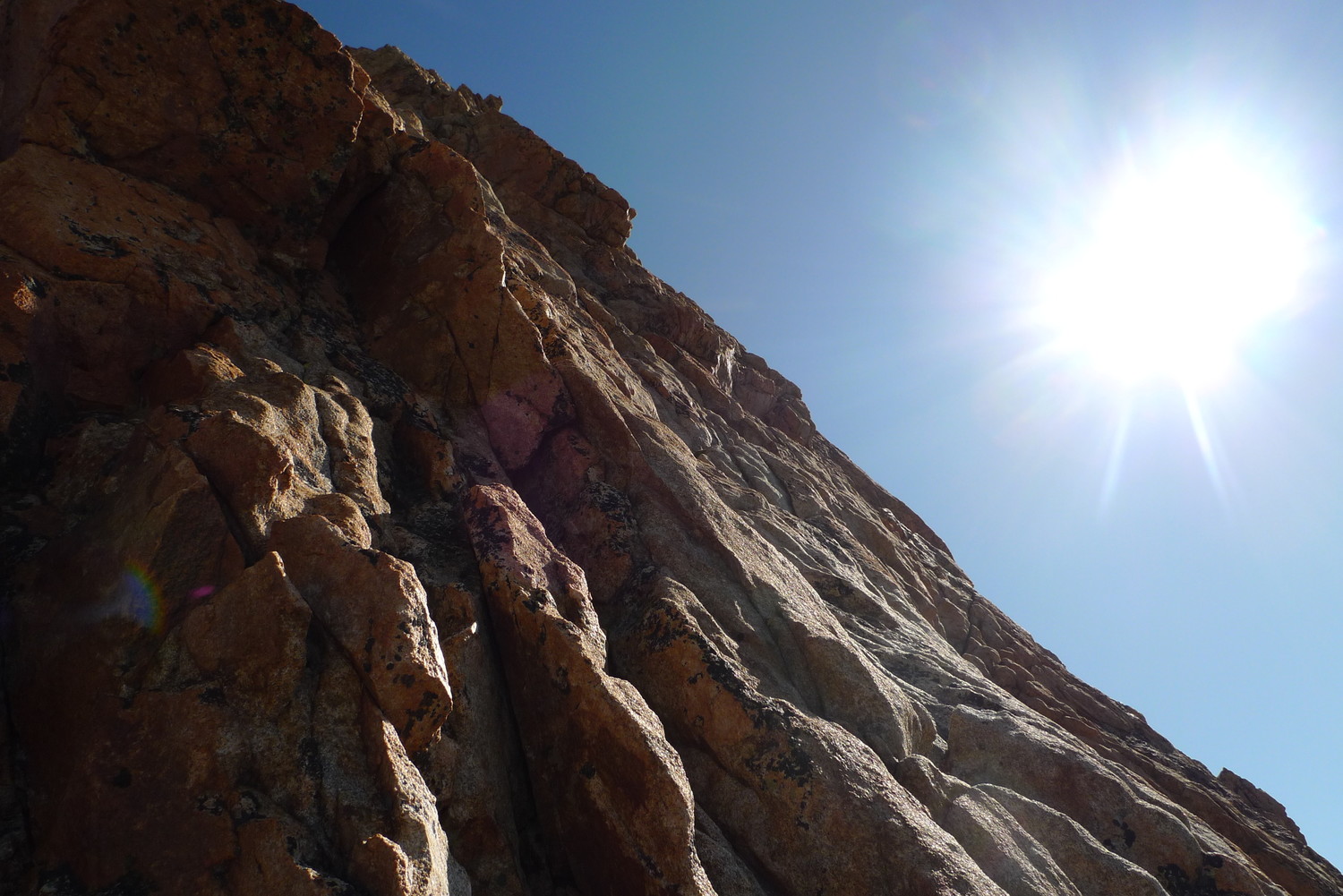 Sur l'arête qui fait suite au pilier, où l'on trouve le soleil