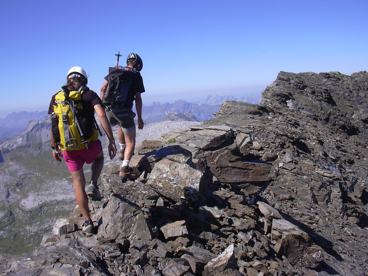 Sur l'arête du sommet