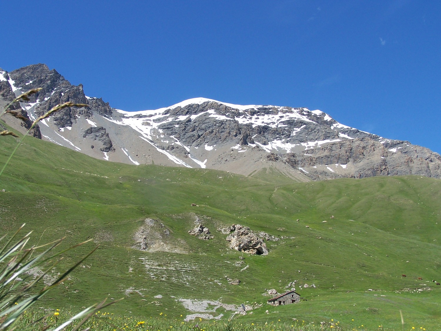 La pente sud du col de vallonbrun et les arête du Chatellard vus du refuge de Vallonbrun