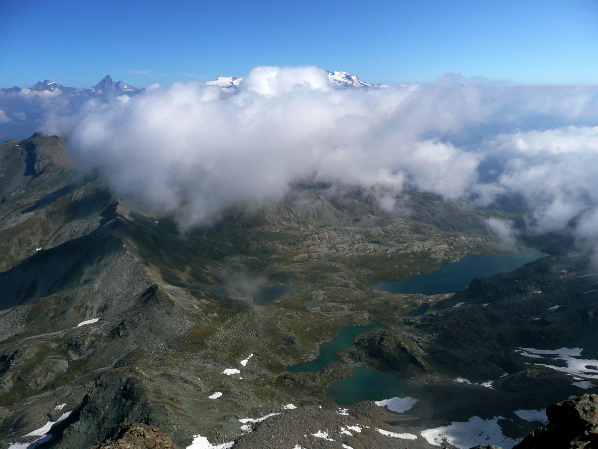 Lacs de la Réserve Naturelle du Monte Avic, au fond le massif du Mont Rose