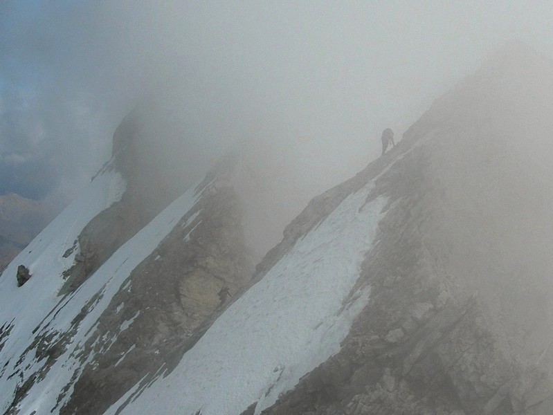 Cordée dans la brume au cours de la traversée