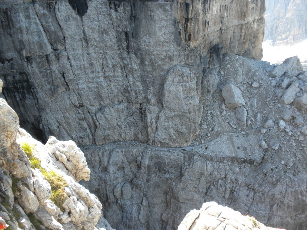 Sur le sentier SOSAT, la vire après la grande échelle