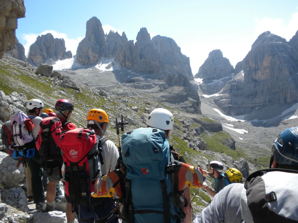 Sur le sentier SOSAT, Florent nous fait le panorama