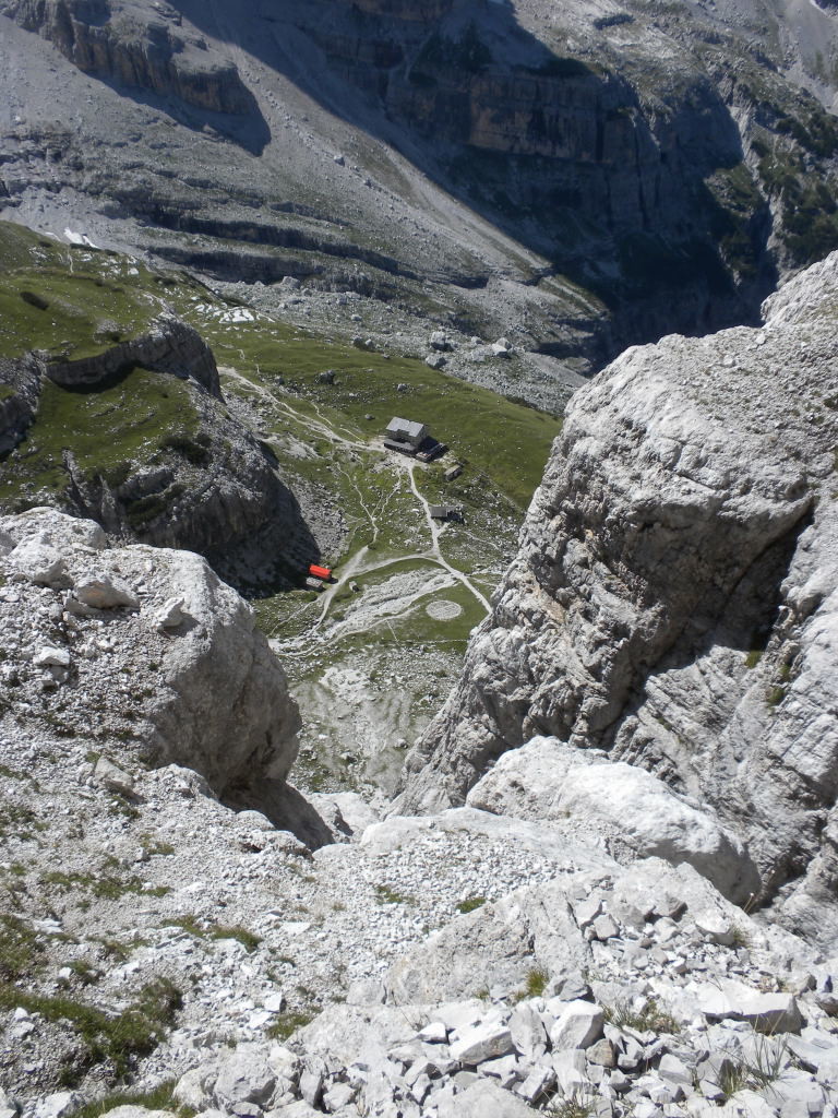 Sur le sentier SOSAT, vue sur le refuge Brentai