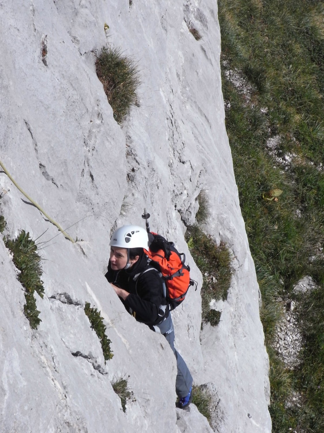 Dans une fissure