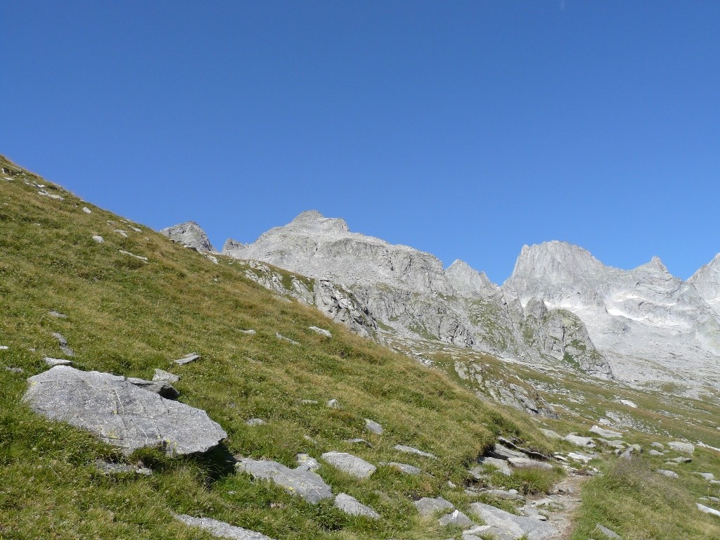 Pizzo Porcellizzo sul centro sinistra e sulla destra il Badile