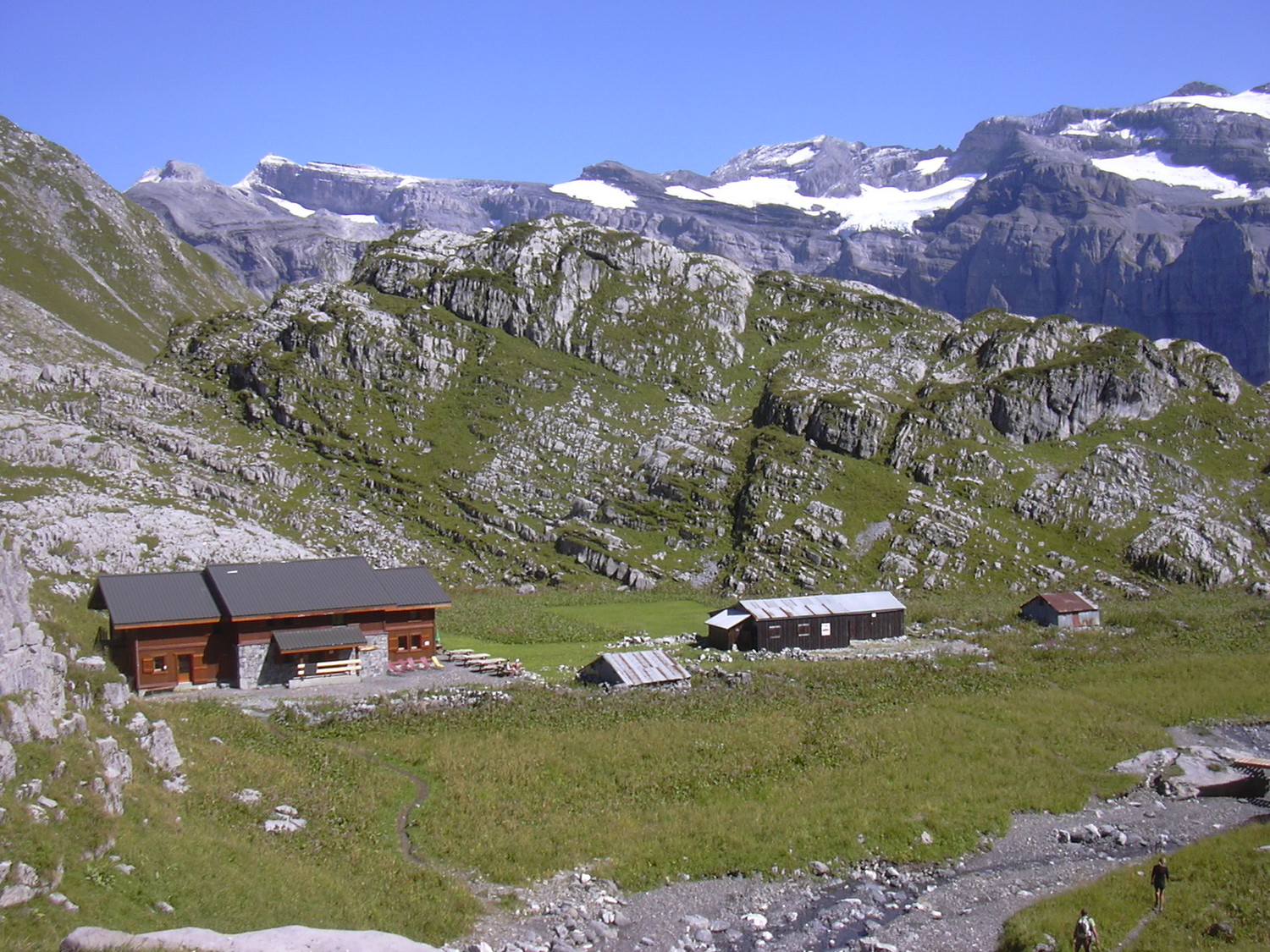 le refuge de la Vogealle et derrière le glacier de Prazon