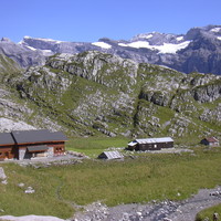 le refuge de la Vogealle et derrière le glacier de Prazon 