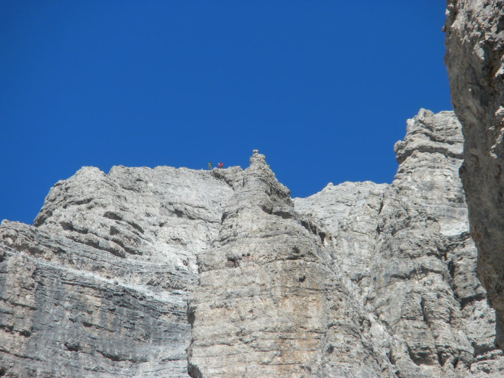 Sur le Sentiero Brentari, vue sur la Cima Tosa et nos compères au sommet!