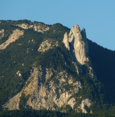 Les Trois Pucelles depuis la vallée Les Trois Pucelles depuis la vallée