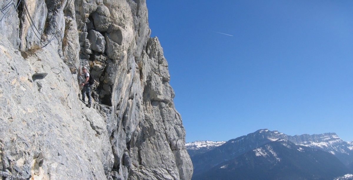 Via ferrata de Roche Veyrand sur fond d'Aulp du seuil
