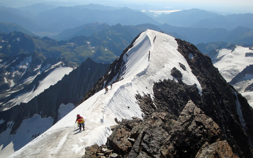 L'arête neigeuse sous le sommet